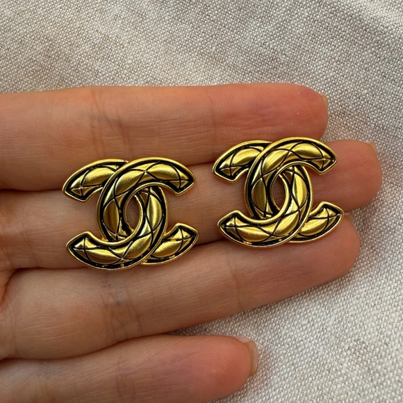 💛Vintage Chanel Gold Quilted CC Logo Statement Earrings✨ - Picture 7 of 13